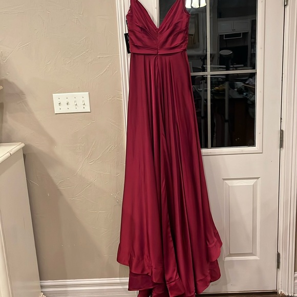 NWT La Femme size 4 red satin v-neck formal gown - Picture 3 of 12